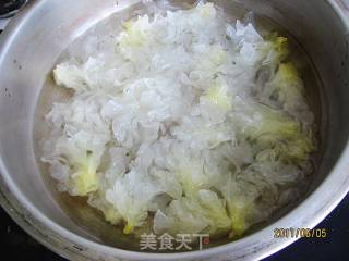 草莓炖银耳的做法步骤：2
