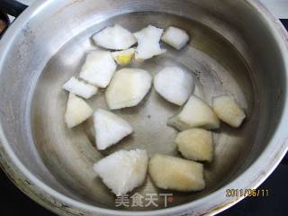 草莓炖梨的做法步骤：2
