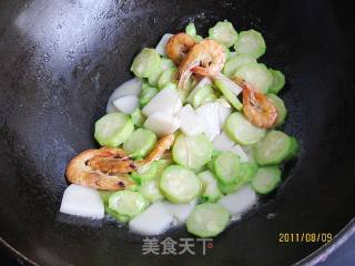 丝瓜鲜虾煮年糕的做法步骤：7