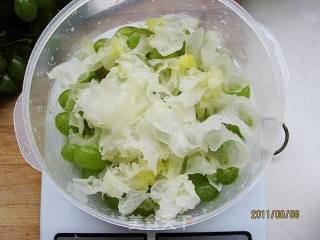 葡萄银耳汁的做法步骤：2