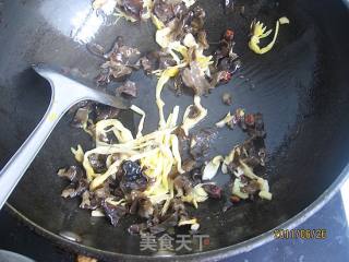 黄花菜鲜蛤汤卤面的做法步骤：2