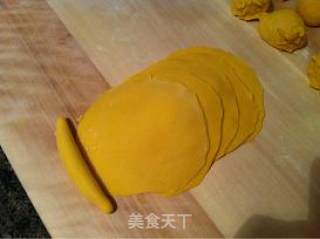 纯天然色的黄玫瑰花馒头的做法步骤：7