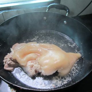 电压煲焖-----香芋猪蹄肘子的做法步骤：2