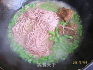 豇豆排骨焖面的做法步骤：6