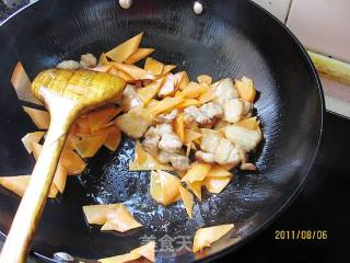 胡萝卜炒五花肉的做法步骤：4