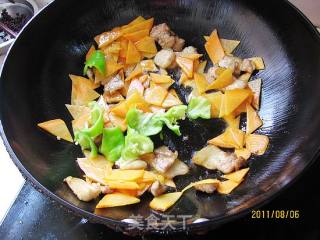 胡萝卜炒五花肉的做法步骤：5