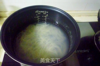 肉酱龙须面的做法步骤：1