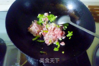肉酱龙须面的做法步骤：2