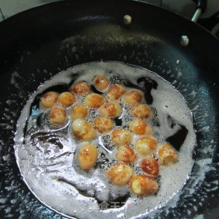 麻辣香炒脆皮蛋的做法步骤：2