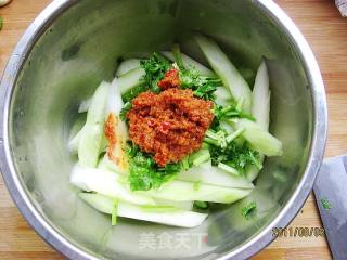 香辣酱拌老黄瓜的做法步骤：5