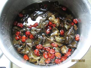 黑豆炖黑木耳的做法步骤：4