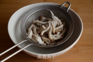 蘑菇炒香干的做法步骤：4