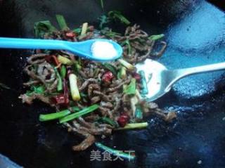 家常炒菜——蒜苗炒牛肉的做法步骤：8