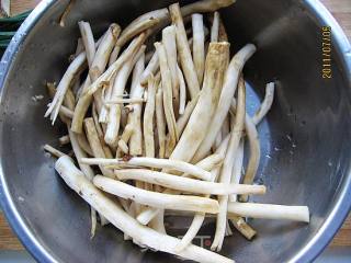 茶树菇炒豆皮的做法步骤：1