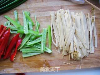 茶树菇炒豆皮的做法步骤：2
