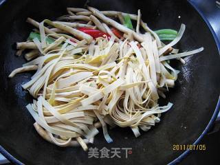 茶树菇炒豆皮的做法步骤：5