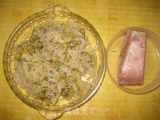 酸菜炒肉的做法步骤：1