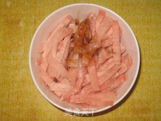 酸菜炒肉的做法步骤：2