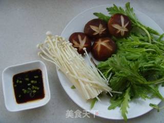 鲜美滋味缕缕萦绕---海鲜火锅的做法步骤：1