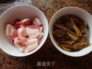 茄子干炒五花肉的做法步骤：1
