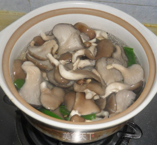 平菇梅肉汤的做法步骤：6