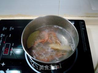意大利面食“冷腌虾蒜香意大利面”的做法步骤：1