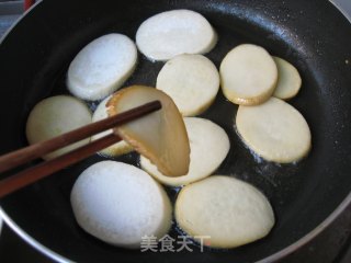 简单食材和调料打造不简单的美味：煎烧蚝油鲍菇片的做法步骤：2