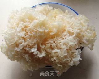 冬日暖粥 --- 银耳瑶柱鸡蓉粥的做法步骤：1