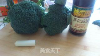 白灼西兰花的做法步骤：1