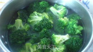 白灼西兰花的做法步骤：2