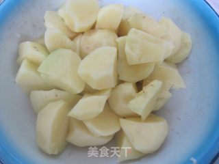 红烧鸡翅土豆块的做法步骤：2
