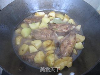 红烧鸡翅土豆块的做法步骤：11