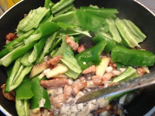 简单的尖椒炒肉的做法步骤：3