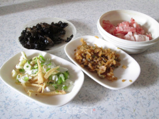 肉丁榨菜烧黄花鱼的做法步骤：2