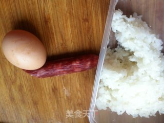 香肠蛋炒饭的做法步骤：1