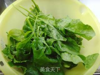 菠菜手擀面的做法步骤：1