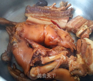 用电饭煲卤猪蹄  卤鸡蛋 卤鸡爪 卤排骨 把子肉 都是一样的做法哦~的做法步骤：2