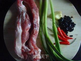 干煸蒜香五花肉的做法步骤：1