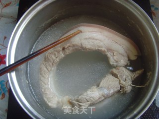 干煸蒜香五花肉的做法步骤：2