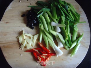 干煸蒜香五花肉的做法步骤：3
