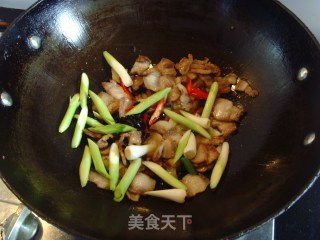 干煸蒜香五花肉的做法步骤：6