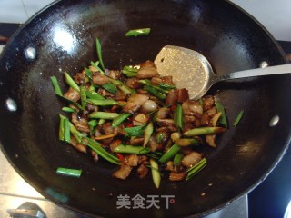 干煸蒜香五花肉的做法步骤：8