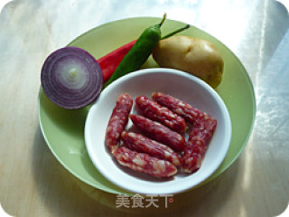 腊肠土豆炒洋葱的做法步骤：1