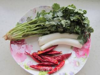 蘑菇炖鲤鱼的做法步骤：1