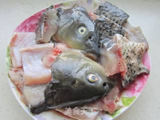 蘑菇炖鲤鱼的做法步骤：2