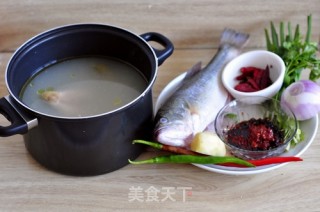 香辣鲈鱼火锅的做法步骤：1