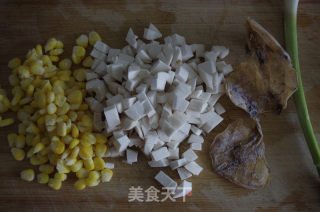小鱿鱼干玉米炒饭的做法步骤：1