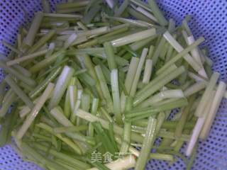 芹菜肉丝香干——家常菜的做法步骤：2