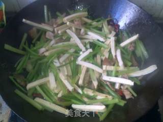 芹菜肉丝香干——家常菜的做法步骤：6