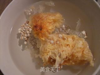 且听风吟——山药银耳薏米羹的做法步骤：2